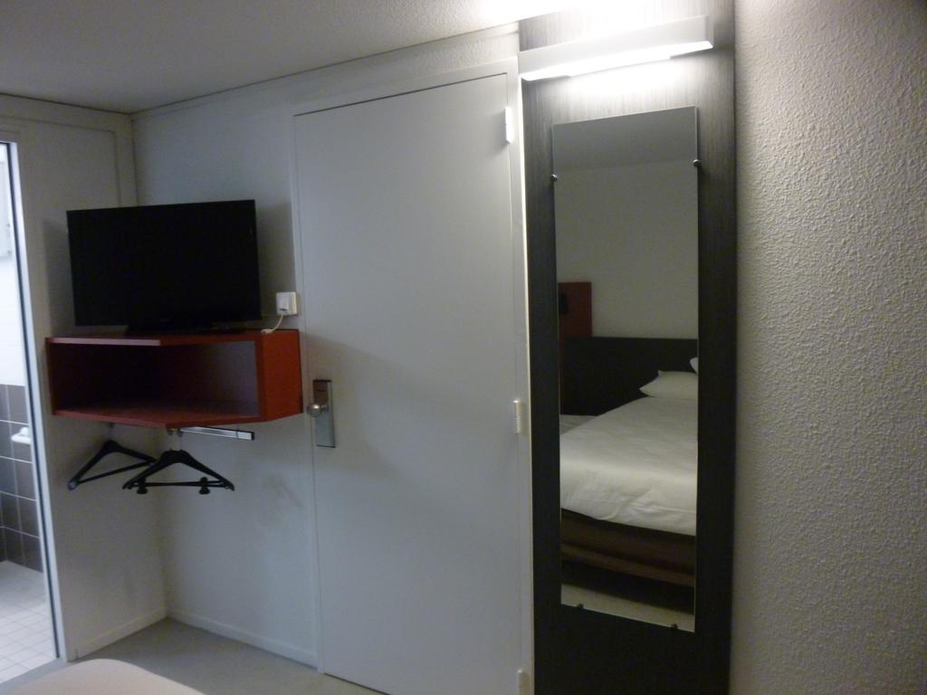 Brit Hotel Mayenne Habitación foto