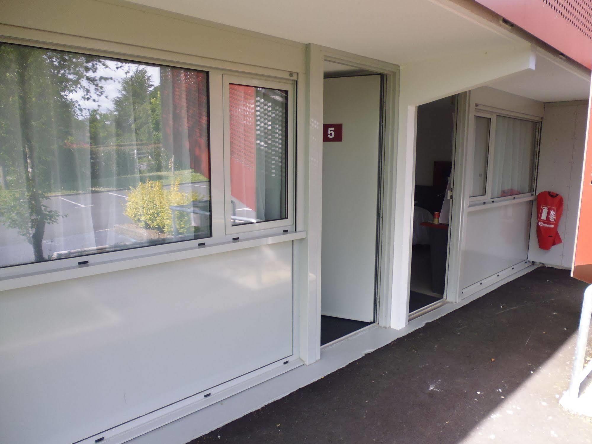 Brit Hotel Mayenne Exterior foto